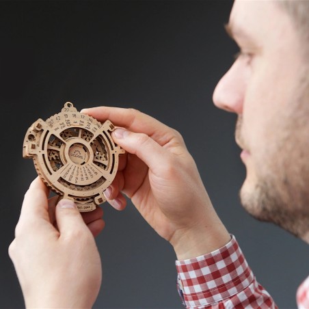 Ugears 3D dřevěná mechanická skládačka Kalendář