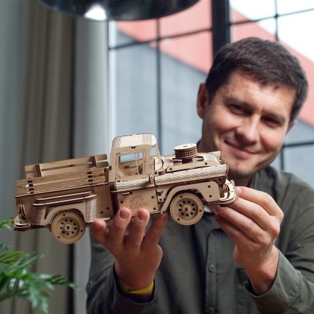 Ugears 3D dřevěné mechanické puzzle Americký náklaďák (pick-up)