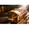 Ugears 3D mechanické puzzle Lokomotiva V-Express s vagónem 538 dílů Ugears 3D mechanické puzzle Lokomotiva V-Express s vagónem 538 dílů