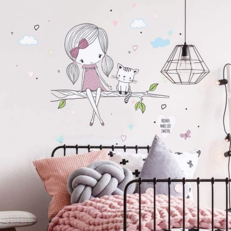Dětská samolepka na zeď Víla na větvi s kočičkou ve fialovém provedení