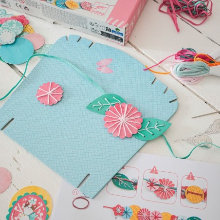 DJECO DIY Vyšívané náhrdelníky DJECO DIY Vyšívané náhrdelníky