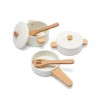 Woet by New Classic Toys Dřevěná sada hrnců a pánve bílá Woet by New Classic Toys Dřevěná sada hrnců a pánve bílá
