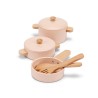 Woet by New Classic Toys Dřevěná sada hrnců a pánve růžová Woet by New Classic Toys Dřevěná sada hrnců a pánve růžová