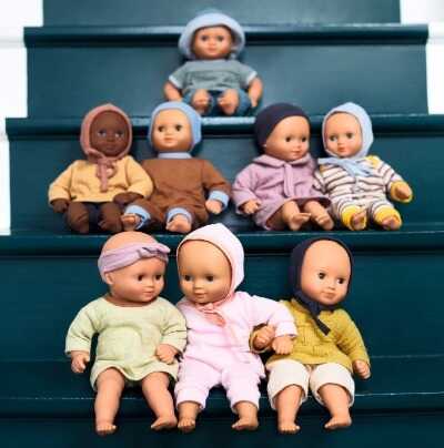 Miminka Djeco Baby Pomea v různých oblečcích