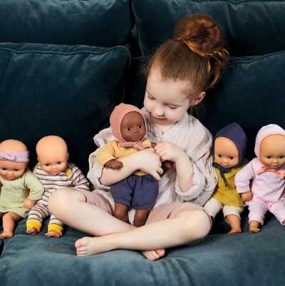 Dítě si hraje s miminky Baby Pomea Djeco