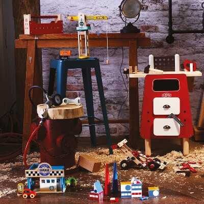 Děti vyrábějí adventní svícen z přírodnin krok za krokem.