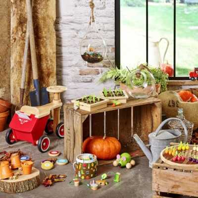 Děti vyrábějí adventní svícen z přírodnin krok za krokem.