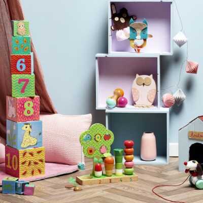 Děti vyrábějí adventní svícen z přírodnin krok za krokem.