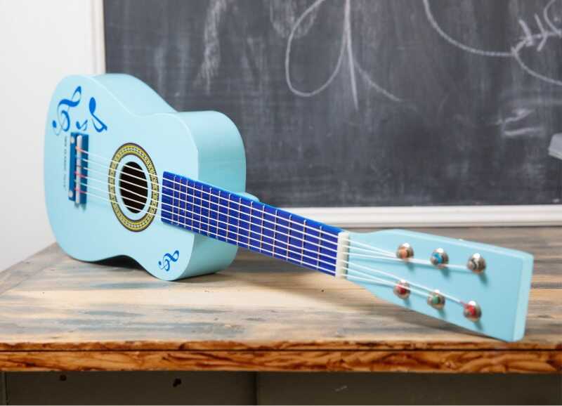 New Classic Toys Dětská kytara modrá s notami