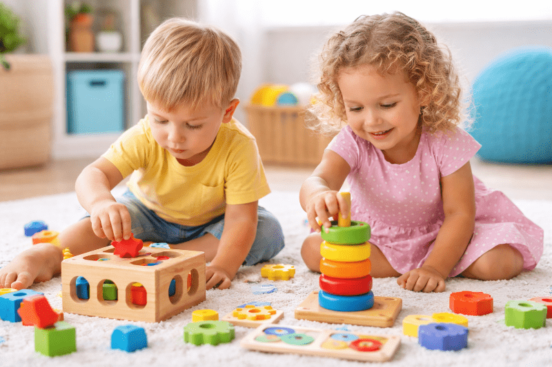 Batolata si hrají s vkládačkami a navlékacími kroužky a rozvíjí logické myšlení hrou