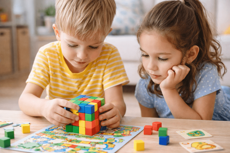 Děti řeší 3D hlavolam a rozvíjí prostorové a logické myšlení