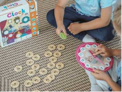 Děti si hrají s chytrou vzdělávací hračkou Captain Smart