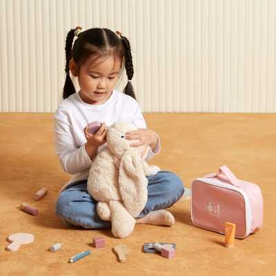 Děti si doma hrají hry na role a rozvíjí fantazii