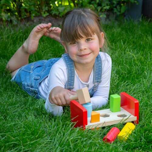 Dřevěná zatloukačka New Classic Toys pro rozvoj koordinace a jemné motoriky.