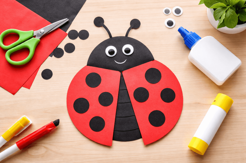 Papírová beruška – jednoduché tvoření z papíru pro děti