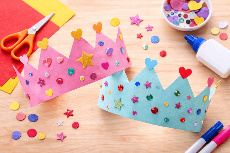 Papírová korunka – dětské tvoření z papíru doma