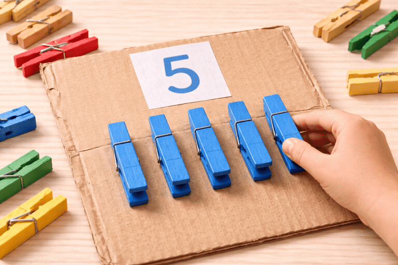 Počítací logická hra z kolíčků pro děti vyrobená doma