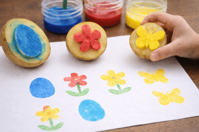 Velikonoční razítkování z brambor – jednoduché tvoření pro děti