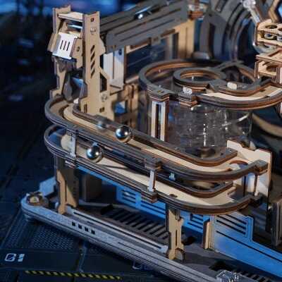 Dřevěné 3D puzzle Robotime – detailní dřevěný model kuličkové dráhy