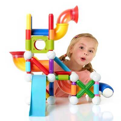 Rodinná hra s magnetickou stavebnicí SmartMax pro malé i větší děti