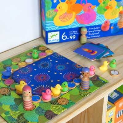 Společenské hry jako rodinná zábava doma v zimě