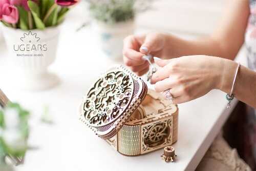 Ugears dřevěná stavebnice jako originální dárek