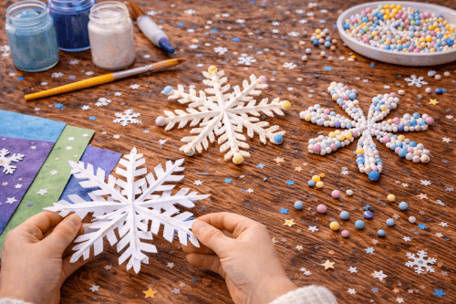 Sněhové vločky z těstovin a korálků jako zimní tvoření pro děti