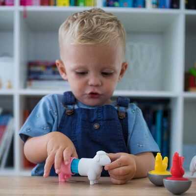 Dítě si doma hraje s logickou hrou a soustředí se